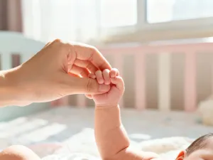Przytulny kącik dziecięcy z miękkim kocykiem w pastelowych kolorach, oświetlony ciepłym światłem lampki.