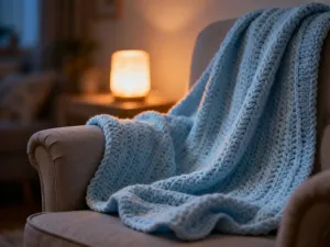 Ciepły okład i filiżanka herbaty na stoliku nocnym, tworzące kojącą atmosferę sprzyjającą łagodzeniu bólu ucha u dziecka.
